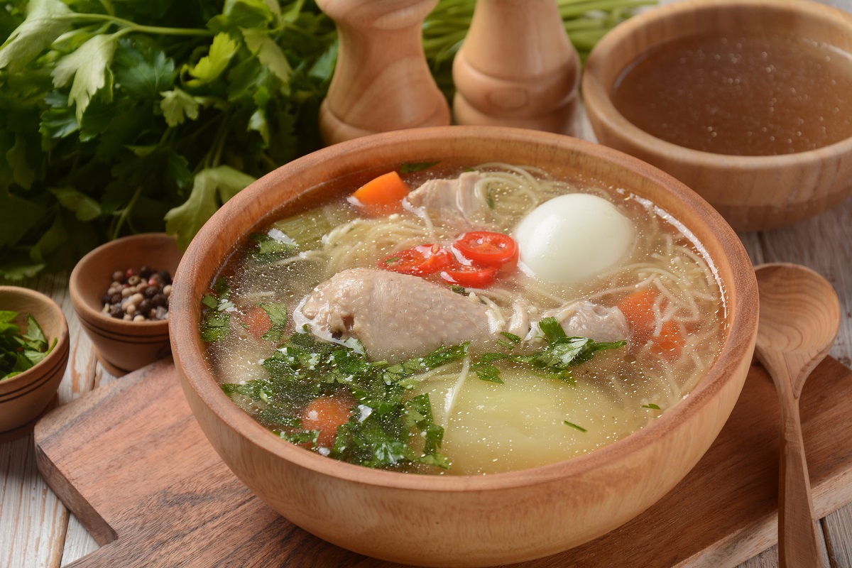 Sopa de pollo peruana