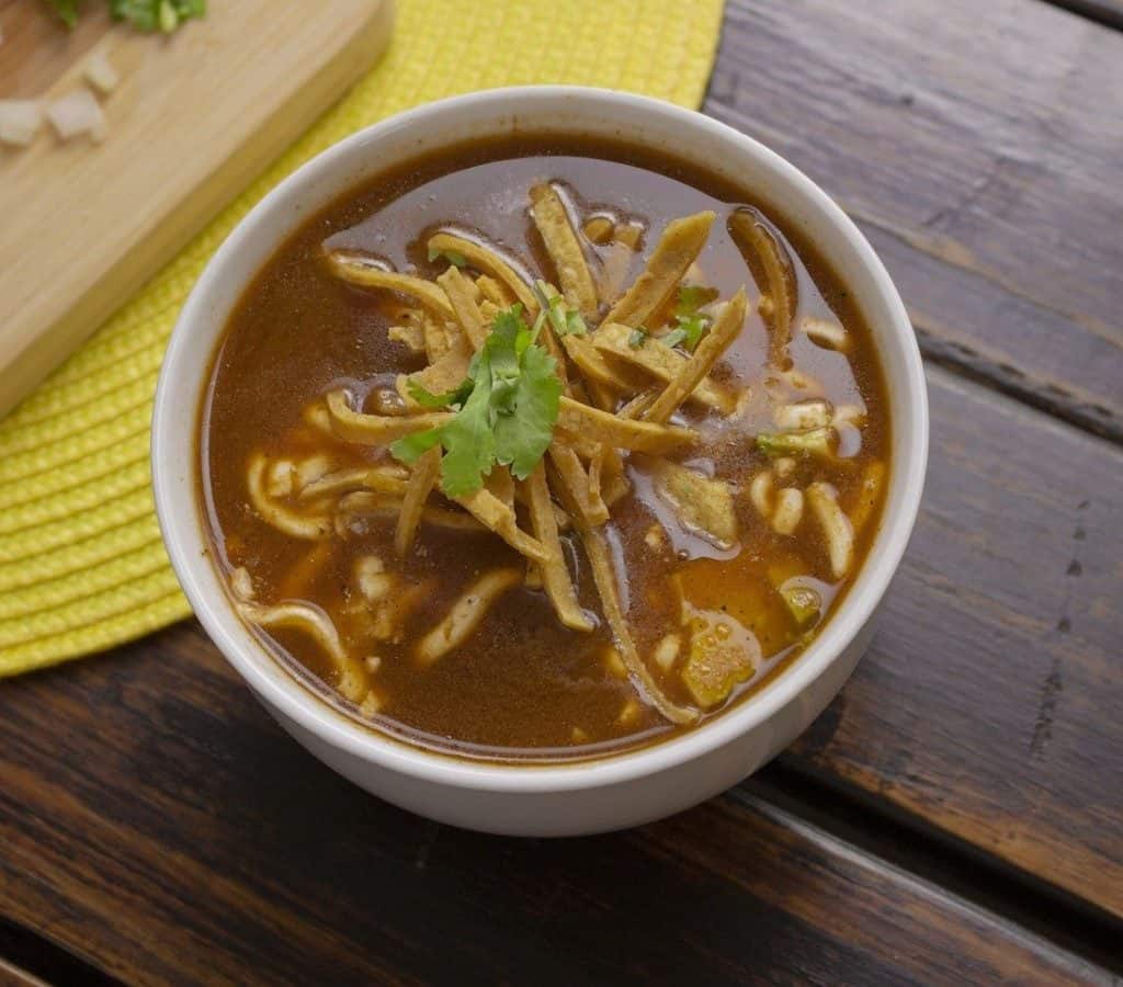 sopa de tortilla o sopa azteca