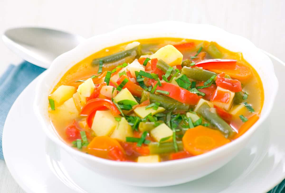 plato de sopa de verduras