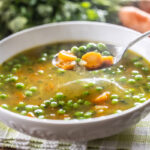 sopa de verduras con guisantes