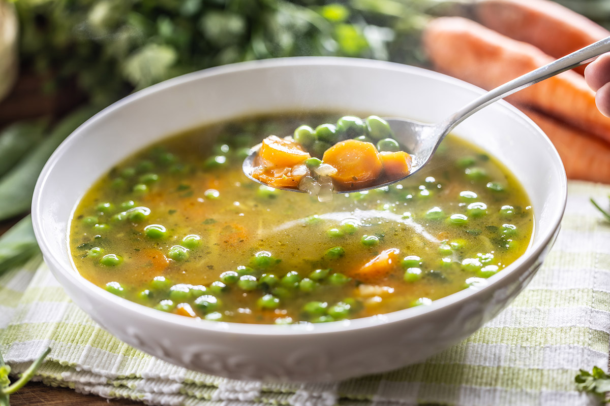 sopa de verduras con guisantes