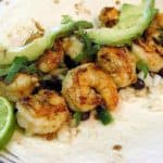 tacos gobernador mexicanos con aguacate, camarones y limon