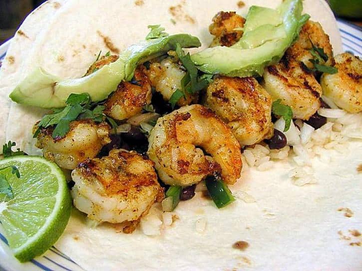 tacos gobernador mexicanos con aguacate, camarones y limon