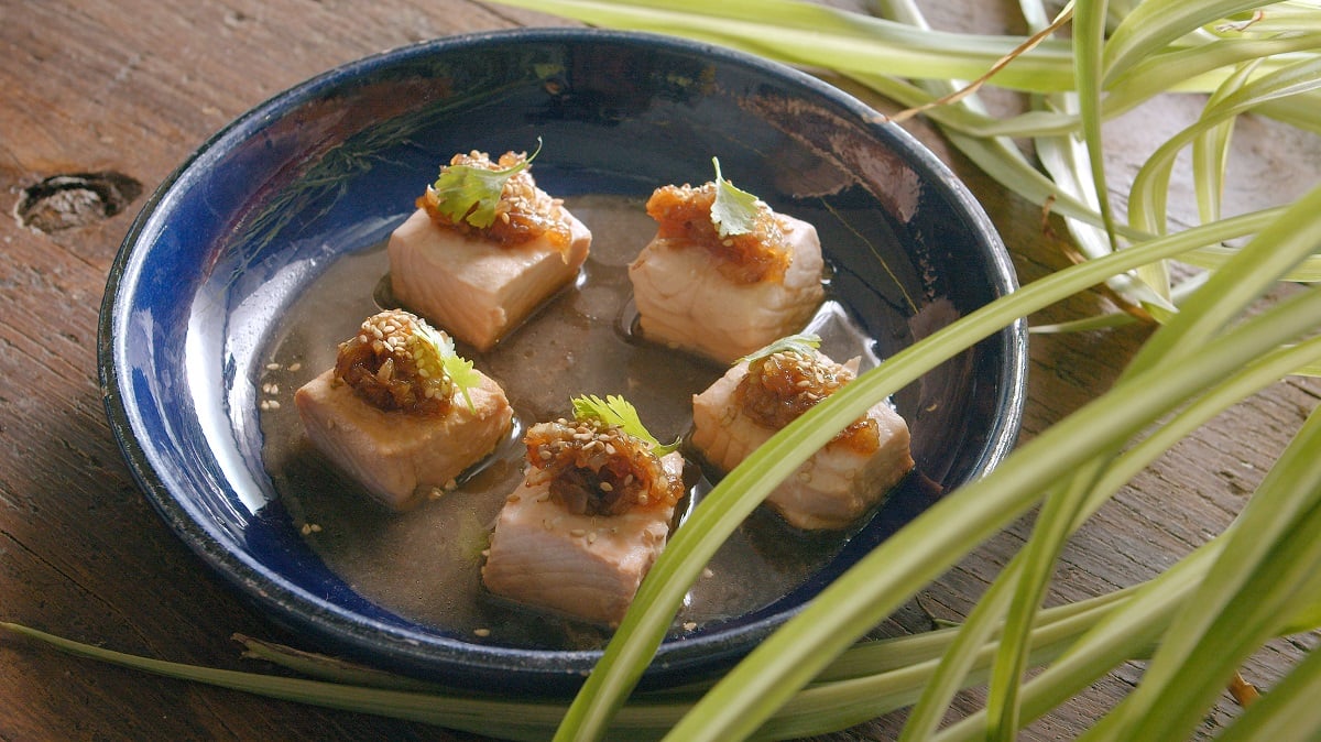 Tiradito de salmón con sésamo