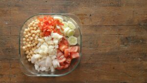 Ensalada de garbanzos con pepino y bacalao