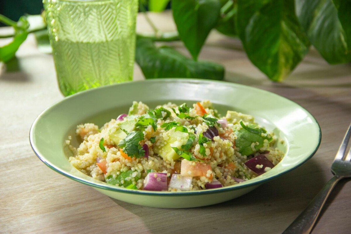 ensalada de aguacate y quinoa