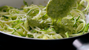 espaguettis de calabacin y pesto