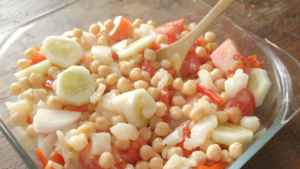 Ensalada de garbanzos con pepino y bacalao