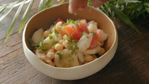 Ensalada de garbanzos con pepino y bacalao