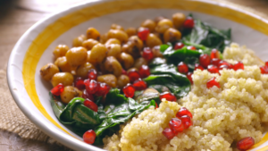 Bol de quinoa, espinacas y garbanzos