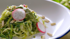 espaguettis de calabacin y pesto